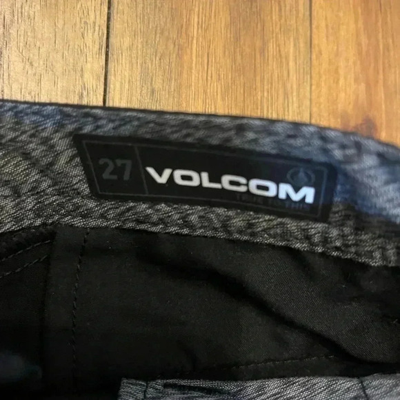 Volcom youth shorts - Picture 4 of 4